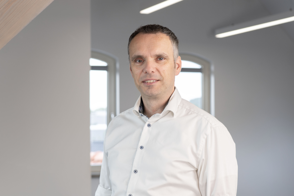 Johan Elshoudt, Relatiebeheerder bij VLR